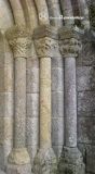 Freixo de Abaixo. Iglesia del divino salvador. Fachada oeste, portada. Columnas lado derecho