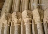 Mancelos. Monasterio de Sâo Martinho. Fachada oeste, portada. Capiteles lado izquierdo