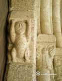 Mancelos. Monasterio de Sâo Martinho. Fachada oeste, portada. Mocheta derecha. Atlante