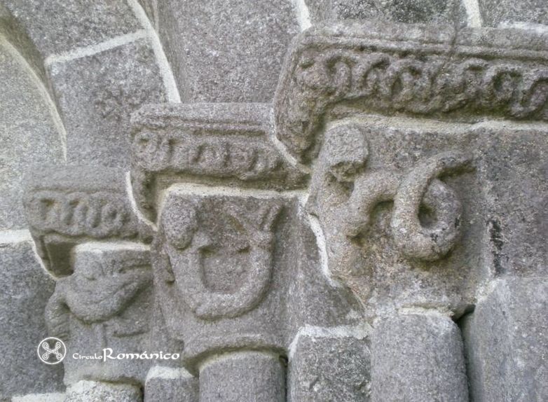 Travanca. Mosteiro de Divino Salvador. Capiteles con sirenas y diversa decoración