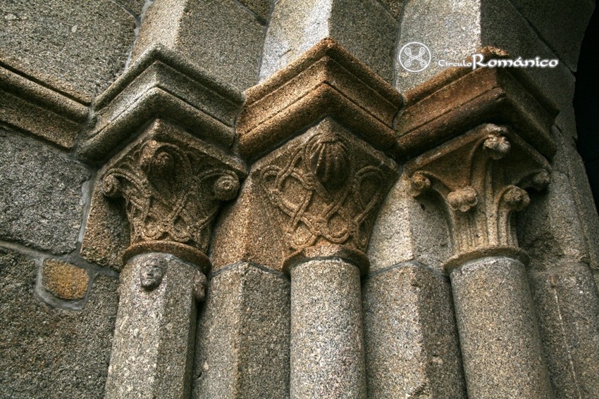 Airaes. Santa Maria. Fachada oeste, portada. Capiteles lado izquierdo