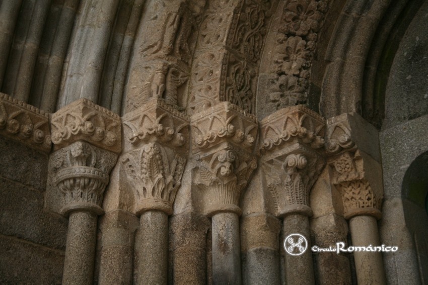 Pombeiro. Monasterio de Santa Maria. Fachada oeste, portada. Capiteles lado izquierdo