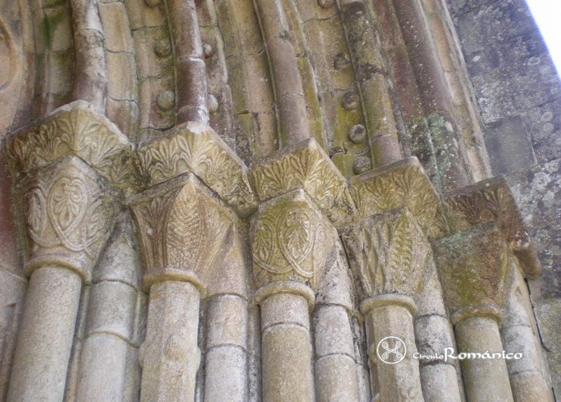 Peñafiel-Paço de Sousa. Monasterio de San Pedro. Portada oeste. Capiteles lado derecho. Decoracion vegetal