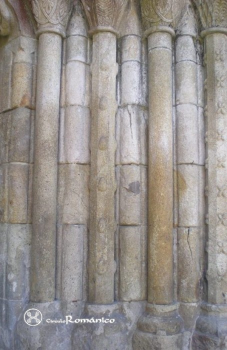 Peñafiel-Paço de Sousa. Monasterio de San Pedro. Portada oeste, columnas lado derecho