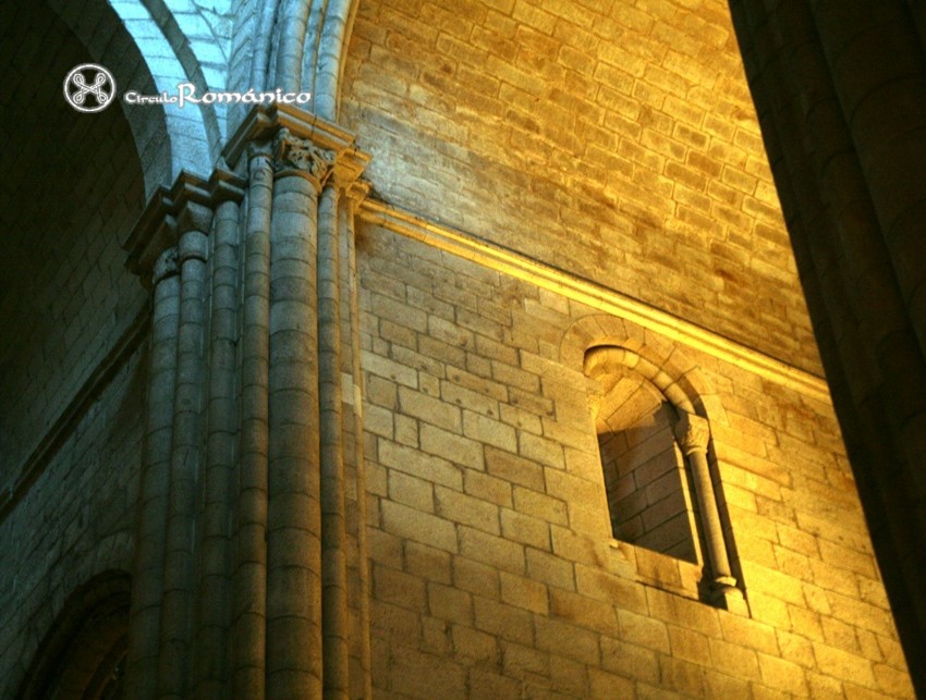 Porto. Sé do Porto. Transepto. Capiteles vegetales y vano