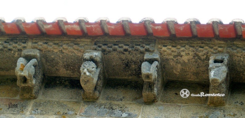 Valença-Friestas. Sanfins. Canecillos figurados