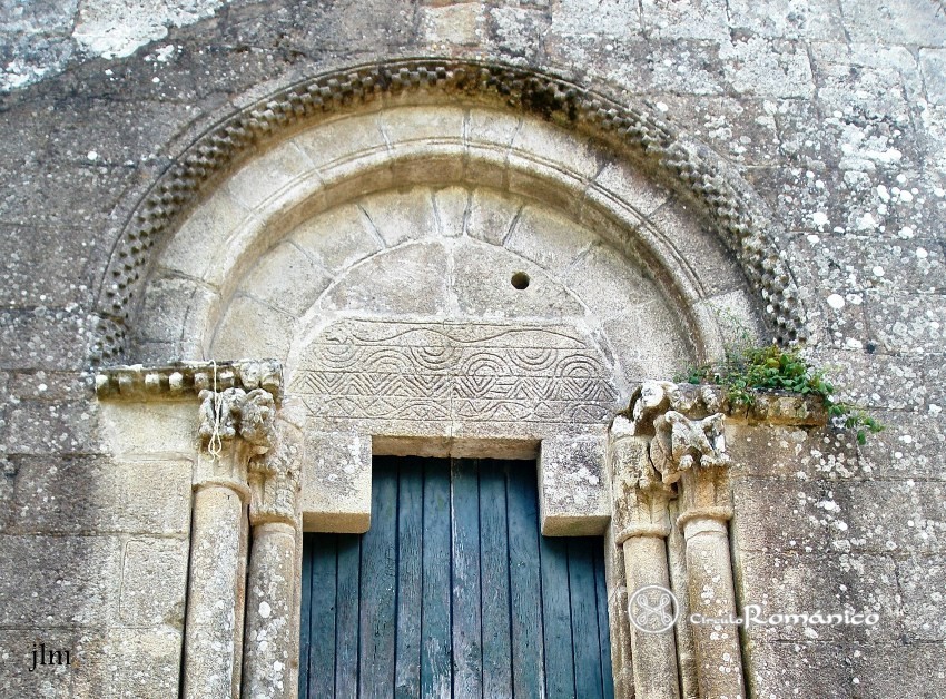 Valença-Friestas. Sanfins. Detalle de la portada occidental