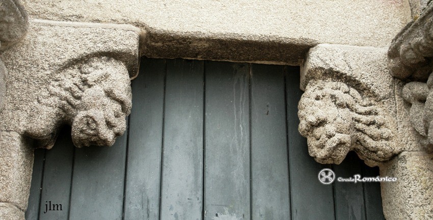Valença-Friestas. Sanfins. Mochetas con cabeza de león de la puerta norte