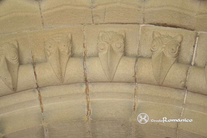 Etton. Iglesia de Santa Maria.Cabezas de pajaro en la arquivolta