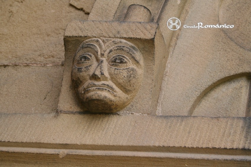 Etton. Iglesia de Santa Maria.Mensula figurada del guardalluvia