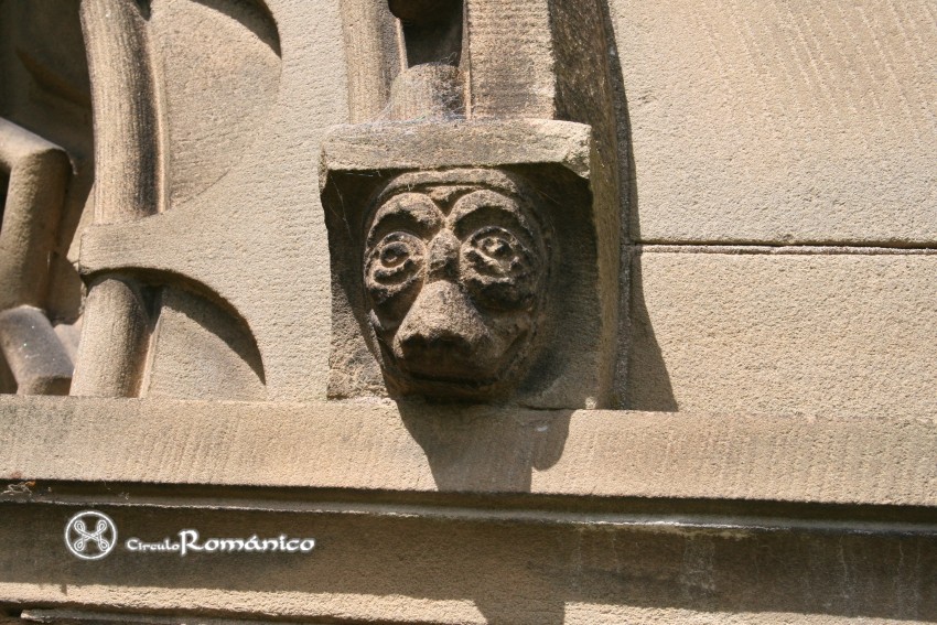 Etton. Iglesia de Santa Maria.Mensula figurada de guardalluvia