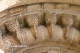 Etton. Iglesia de Santa Maria.Detalle de cabezas de pájaro en la arquivolta central