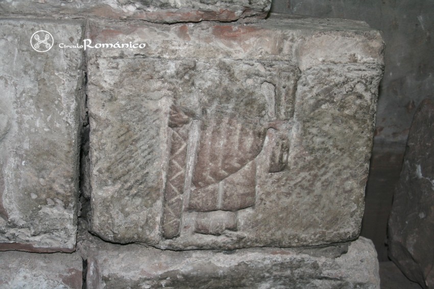 Acton. Iglesia de Santa Maria.Estela con personaje