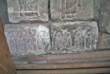Acton. Iglesia de Santa Maria.Relieve con personajes bajo arcos