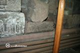 Acton. Iglesia de Santa Maria.Relieve con caras