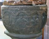 Acton. Iglesia de Santa Maria.Monje y cruz