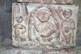 Acton. Iglesia de Santa Maria.Estela con personaje enmarcado