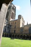 Durham. Catedral de Cristo, la Virgen María y San Cuthbert.Torre del crucero desde el claustro