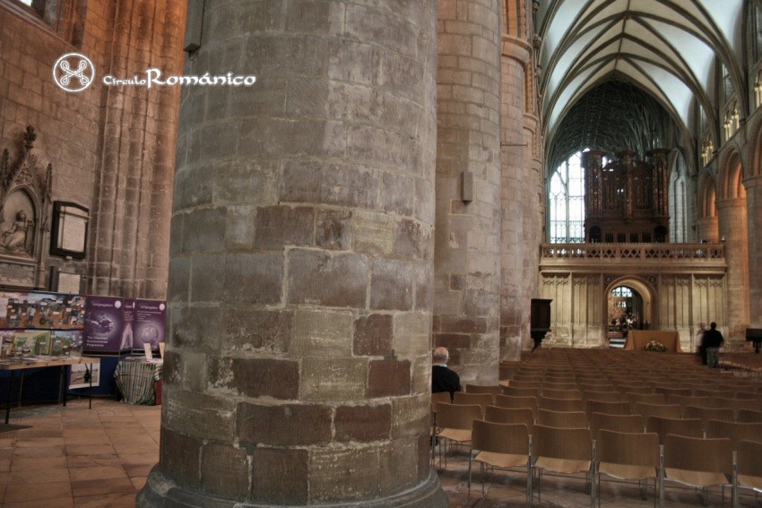 Gloucester. Catedral de San Pedro y la Santa Trinidad.Nave hacia el altar