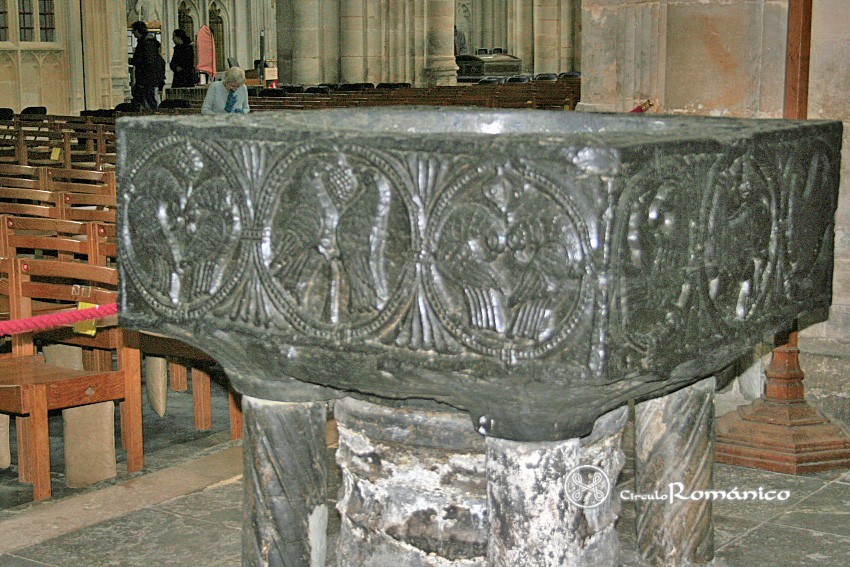 Winchester. Catedral santísima Trinidad, San Pedro, San Pablo y San Swithun.Aves dentro de roleos
