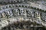 Patrixbourne. Iglesia de Santa Maria.Animales y cabezas humanas inscritas en roleos