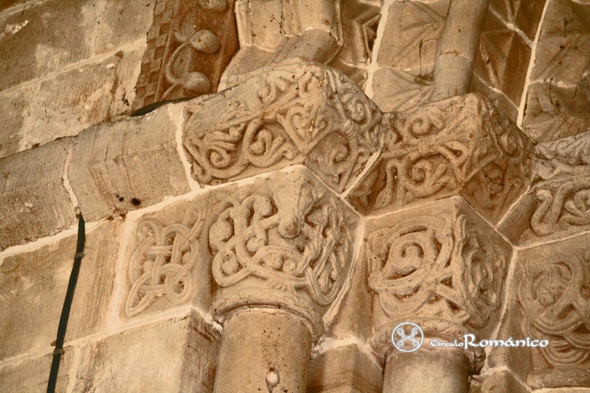 Rock. Iglesia de San Pedro y San Pablo.Capiteles del lado izquierdo
