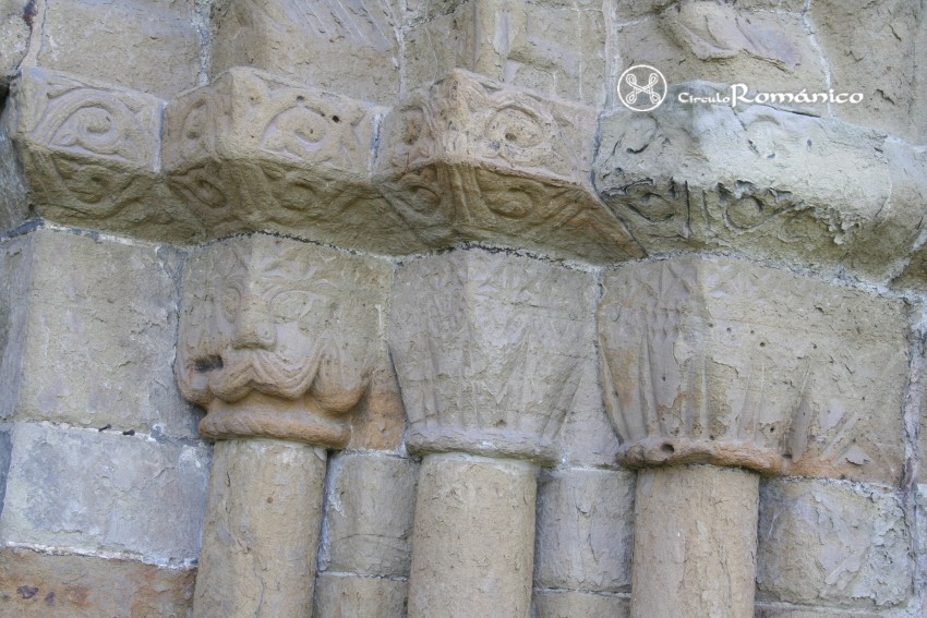 Rock. Iglesia de San Pedro y San Pablo.Capiteles del lado derecho