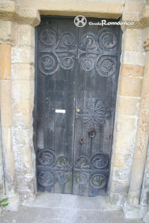 Rock. Iglesia de San Pedro y San Pablo.Puerta