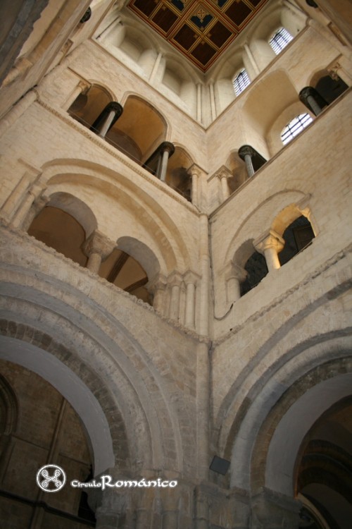 Chichester. Catedral de Santa Maria.Muros interiores