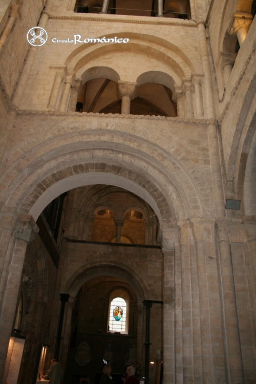 Chichester. Catedral de Santa Maria.Naves del templo