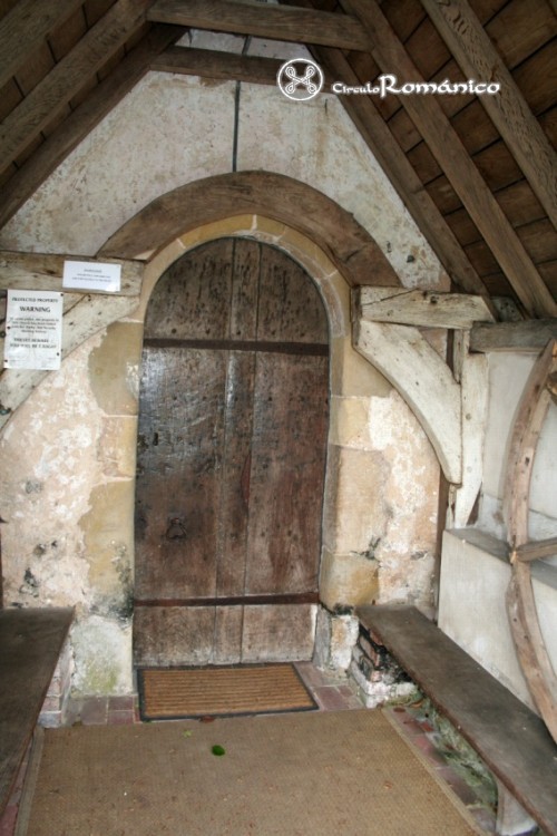Clayton. Iglesia de San Juan Bautista.Acceso al templo