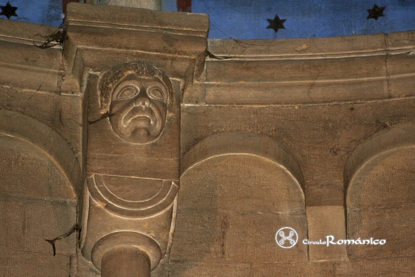 Neuchatel. Colegial. Ménsula figurada y arquillos lombardos