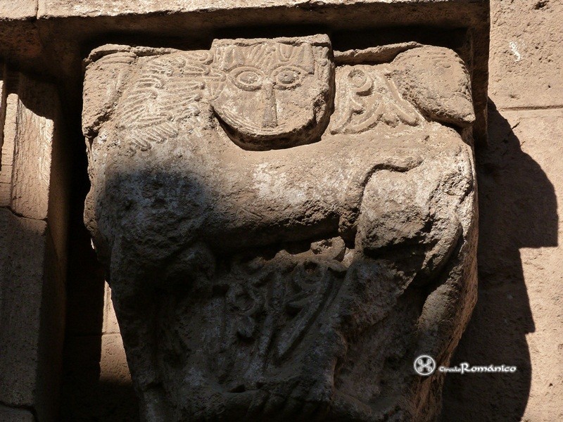 MUHBA. Conventet del Monasterio de Pedralbes. Santa María de Besalú. Capitel figurado y vegetal